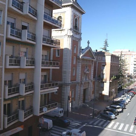 Calfred Junto A Parque Gallarza Logroño Kültér fotó