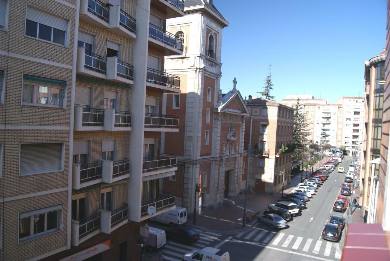 Calfred Junto A Parque Gallarza Logroño Kültér fotó